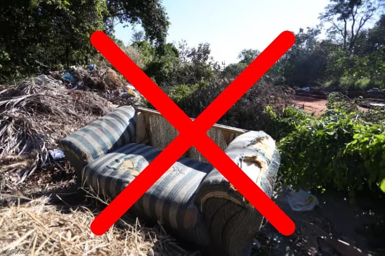 Sofá descartado inadequadamente na rua.